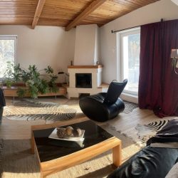 Apartament-Nr.-1-pokoj-stolowy-z-kominkiem-zdjecie-nr.-2-1-scaled