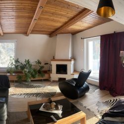 Jasny-salon-z-naturalnym-swiatlem-dziennym-1-scaled