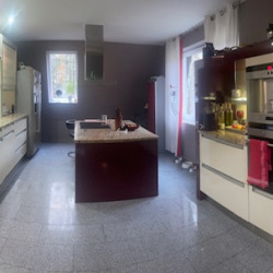 Kuchnia-z-granitowymi-blatami-i-wolnostojaca-lodowka-typu-side-by-side-1