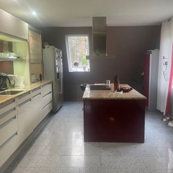 Nowoczesna-kuchnia-z-wyspa-i-granitowymi-blatami-1