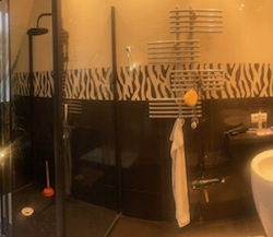 Nowoczesna-lazienka-z-wloskimi-plytkami-i-przestronna-kabina-prysznicowa-1