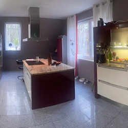 uchnia-z-granitowymi-blatami-i-wbudowanym-ekspresem-do-kawy-marki-Siemens-1