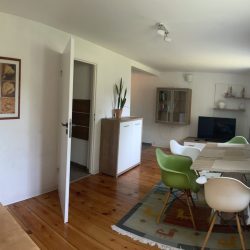 Elegancka-jadalnia-w-naturalnym-spokojnym-stylu-1-scaled