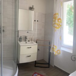 Funkcjonalna-lazienka-z-naturalnym-swiatlem-dziennym-1-scaled