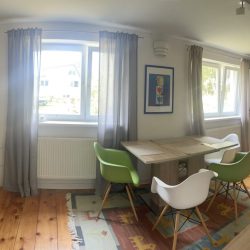 Jasny-salon-z-czescia-jadalniana-i-widokiem-na-ogrod-1-scaled