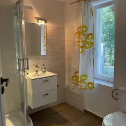 Nowoczesna-lazienka-z-kabina-prysznicowa-i-oknem-1-scaled