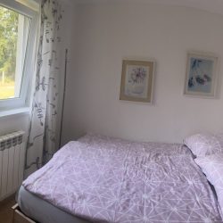 Przytulna-sypialnia-z-widokiem-na-zielen-1-scaled