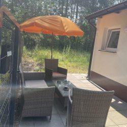 Strefa-wypoczynkowa-w-ogrodzie-–-prywatnosc-i-kontakt-z-natura-1-scaled