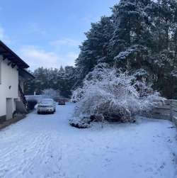 Budynek-mieszkalny-na-tle-zimowego-krajobrazu-1-scaled-1