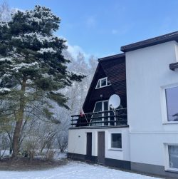 Elewacja-boczna-budynku-w-zimowej-scenerii-1-scaled