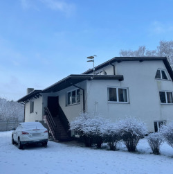 Tyl-budynku-zima-–-widok-na-ogrod-i-otoczenie-lesne-3