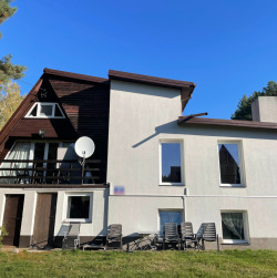 Wiosenny-krajobraz-posesji-z-widokiem-na-budynek-3