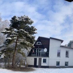 Zimowa-panorama-budynku-i-ogrodu-1-scaled