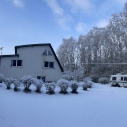 Zimowy-ogrod-i-przestrzen-rekreacyjna-przy-budynku-1-scaled