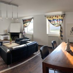 1_Salon-z-kominkiem-–-eleganckie-meble-Hulsta-i-luksusowe-oswietlenie-1-scaled