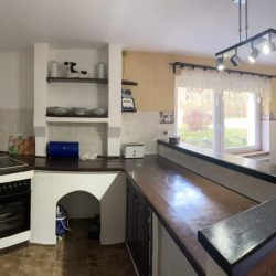 Duza-przytulna-kuchnia-–-funkcjonalny-uklad-i-cieply-charakter-wnetrza-1-scaled