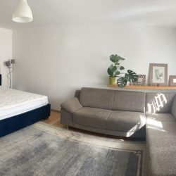 Duza-sypialnia-–-jasne-spokojne-wnetrze-sprzyjajace-wypoczynkowi-1-scaled