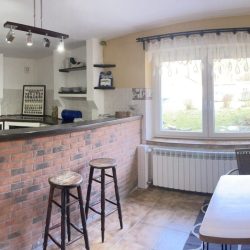 Kuchnia-z-czescia-jadalniana-–-komfortowa-przestrzen-do-codziennego-zycia-1-scaled