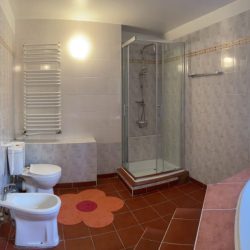 Lazienka-na-parterze-–-jasne-wnetrze-i-funkcjonalny-uklad-1-scaled