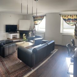 Przestronny-jasny-salon-z-kominkiem-i-skorzanymi-kanapami-1-scaled