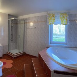 Strefa-relaksu-–-wanna-narozna-i-prysznic-1-scaled