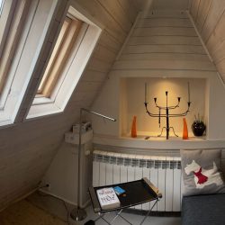 Drugie-pietro-–-przytulna-sypialnia-ze-skosami-i-naturalnym-swiatlem-2-scaled