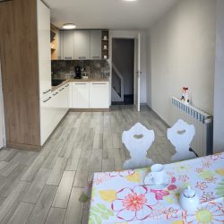 Kuchnia-z-jadalnia-na-parterze-–-jasna-praktyczna-przestrzen-do-codziennych-posilkow-2-scaled