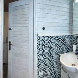 Lazienka-na-pierwszym-pietrze-–-komfortowa-przestrzen-z-wanna-2-scaled