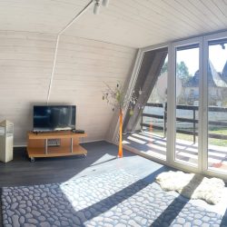 Salon-na-pierwszym-pietrze-z-wyjsciem-na-balkon-2-scaled