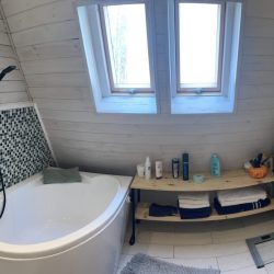 Strefa-kapielowa-–-wanna-i-eleganckie-wykonczenie-lazienki-2-scaled